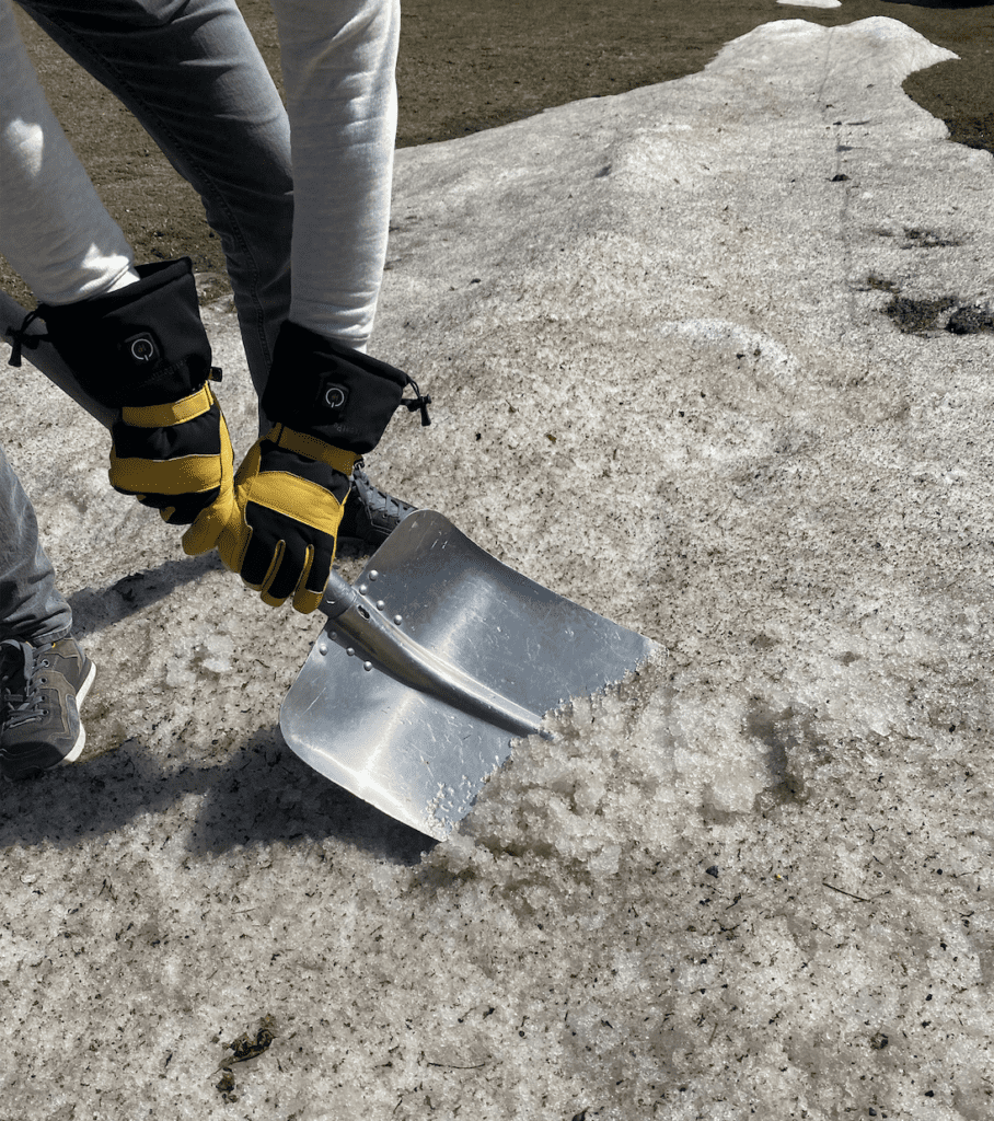 verwarmde werkhandschoenen met sneeuwschep